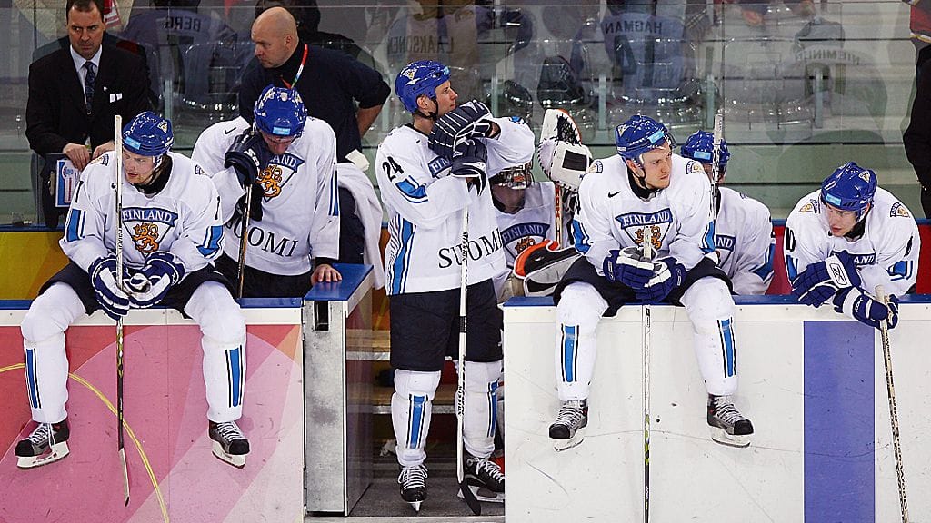 Apeita ilmeitä Suomen vihtoaitiossa 2006 olympiafinaalin jälkeen.