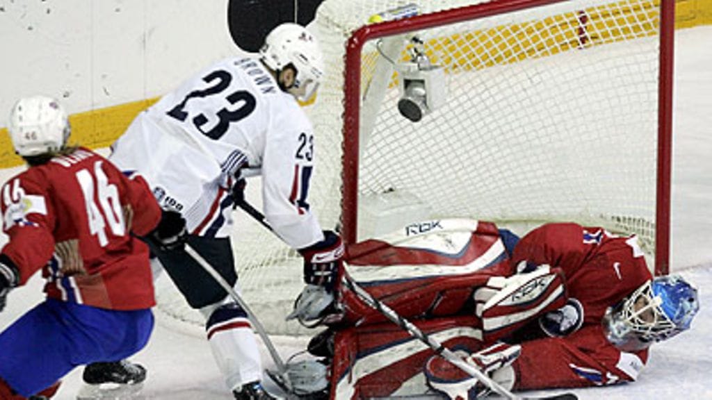 USA:n Dustin Brown ja Norjan vahti Pål Grotnes ja Norjan Mathis Olimb, kuva: EPA/VALDA KALNINA