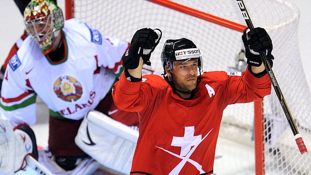 Sveitsin Goran Bezina juhlii maaliaan Andrei Mezinin taakse