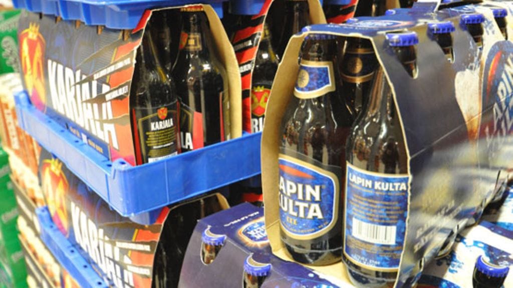 Eniten alkoholia asukasta kohden myydään Lapissa, vähiten verovapaan laivatuonnin "tukikohdassa" Ahvenanmaalla.