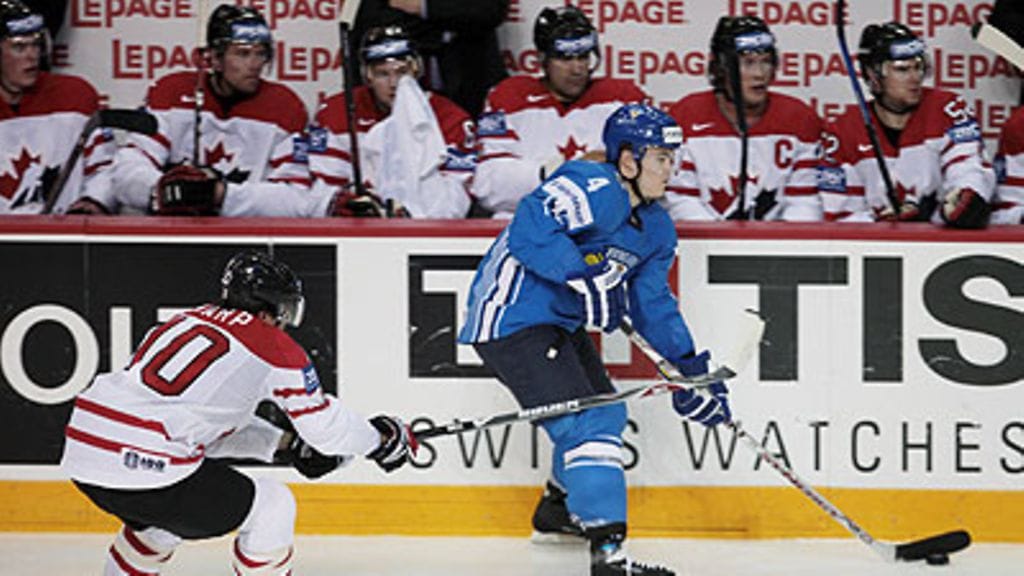 Kanadan Patrick Sharp ja Suomen Ville Koistinen, kuva: EPA/SANDOR FIZLI