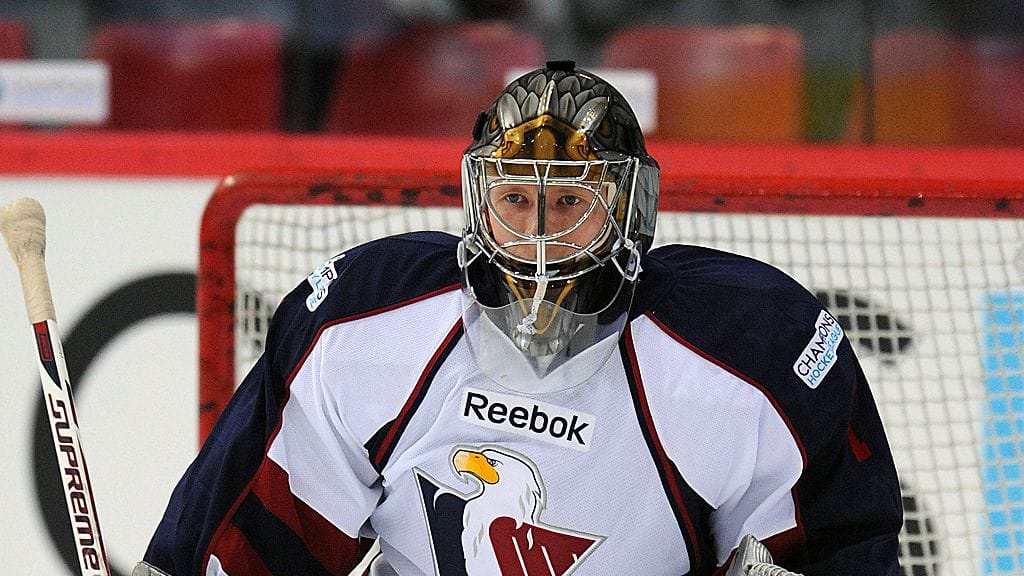 Sasu Hovi Slovan Bratislavan maalilla EHT-ottelussa 2008.