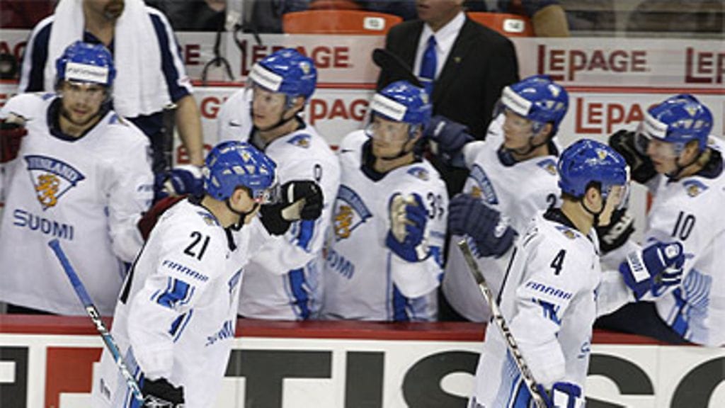 Janne Niskala ja Ville Koistinen iloitsevat Suomen 1-2-maalista, kuva: Martti Kainulainen / Lehtikuva