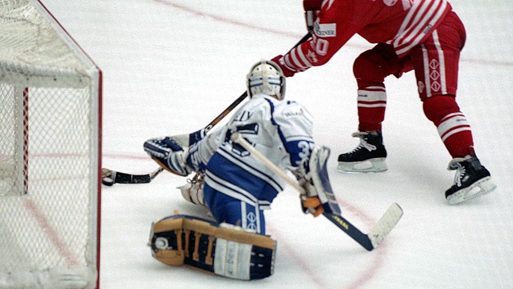Luc Robitaille ujuttaa ratkaisumaalin Jarmo Myllyksen taakse.