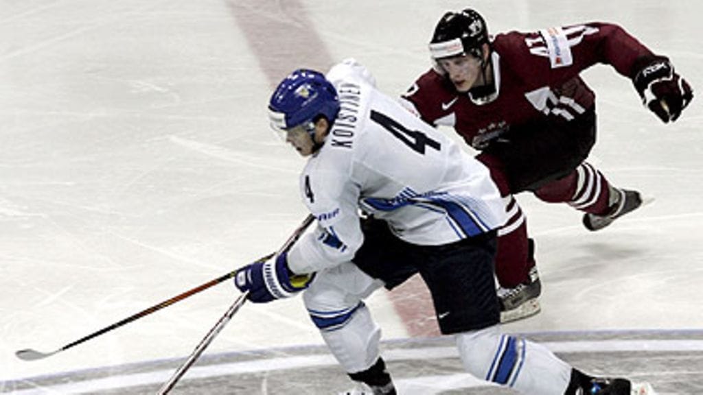 Ville Koistinen ja Latvian Martins Cipulis, kuva: EPA/VALDA KALNINA