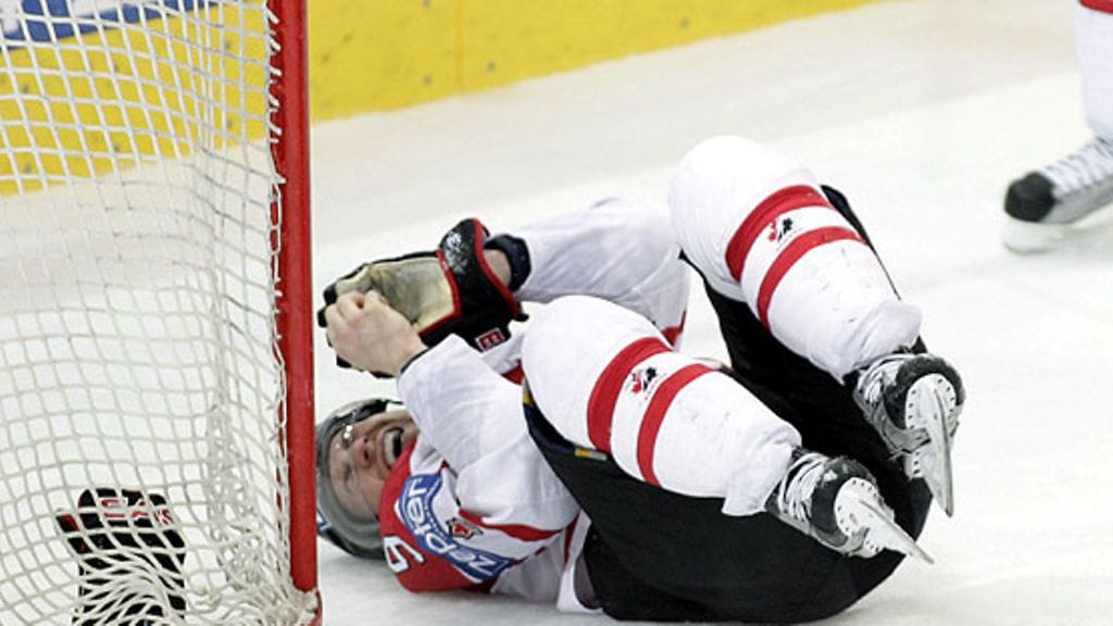 Derek Roy loukkasi kättään. Kuva: Salvatore di Nolfi/EPA.