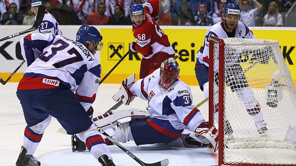 Tshekit yrittävät ohittaa Slovakian maalivahtia Jaroslav Halakia, 2011