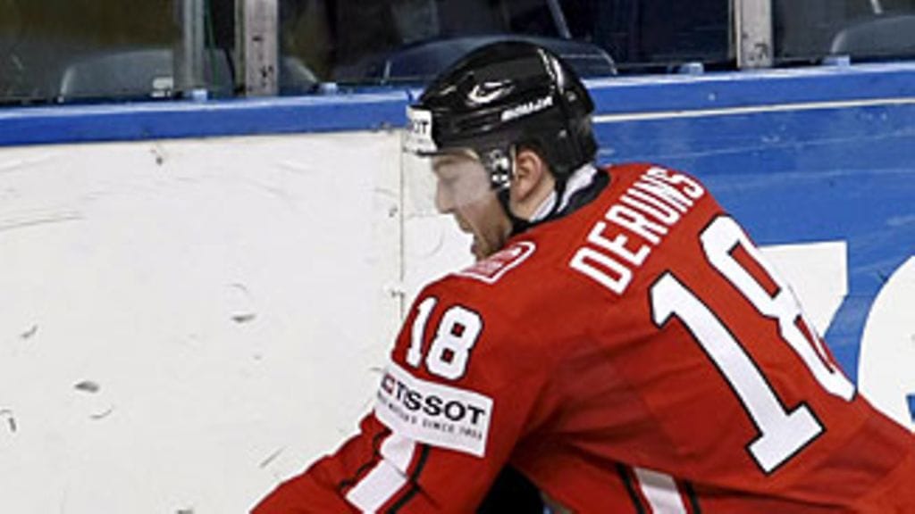 Ruotsin Alexander Edler ja Sveitsin Thomas Ziegler, kuva: EPA/CLEMENT ALLARD