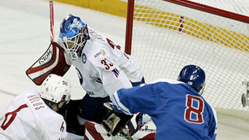 Teemu Selänne ja Norjan Jonas Holos ja Pal Grotnes, kuva: EPA/VALDA KALNINA