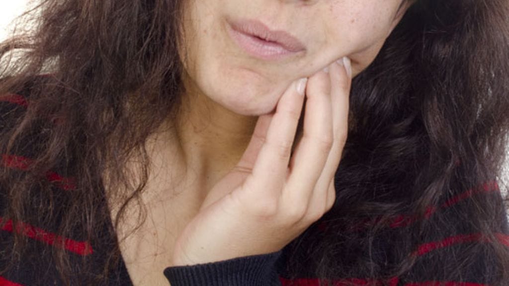 Suuhun jäänyt neulan pala aiheutti Anulle kivuliaan tulehduksen. Kuvituskuva. Kuvan henkilö ei liity juttuun.