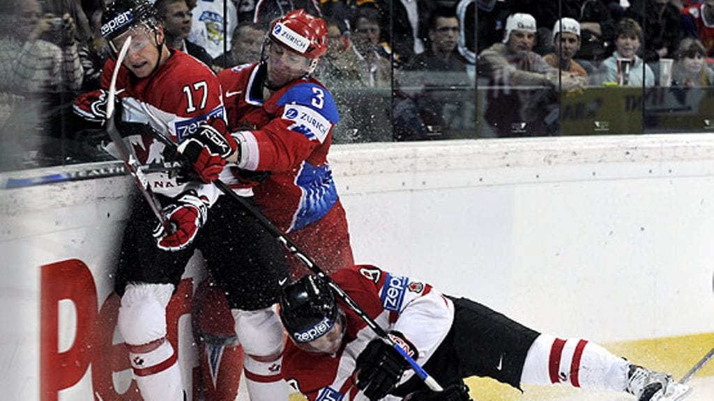 Steve Stamkos, Vitali Vishnevsky ja Derek Roy. Kuva: Peter Schneider/EPA.