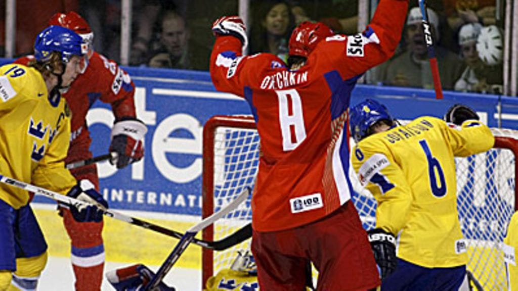 Aleksandr Ovetshkin juhlii, Henrik Lundqvist maassa, kuva: EPA/CLEMENT ALLARD