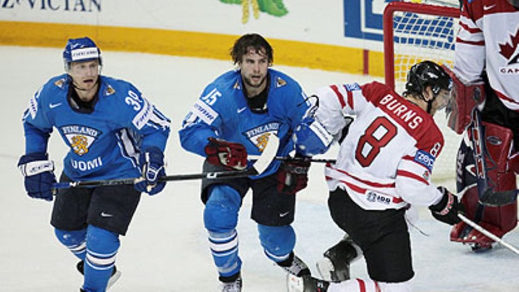 Niko Kapanen ja Tuomo Ruutu sekä Kanadan Brent Burns , kuva: EPA/SANDOR FIZLI