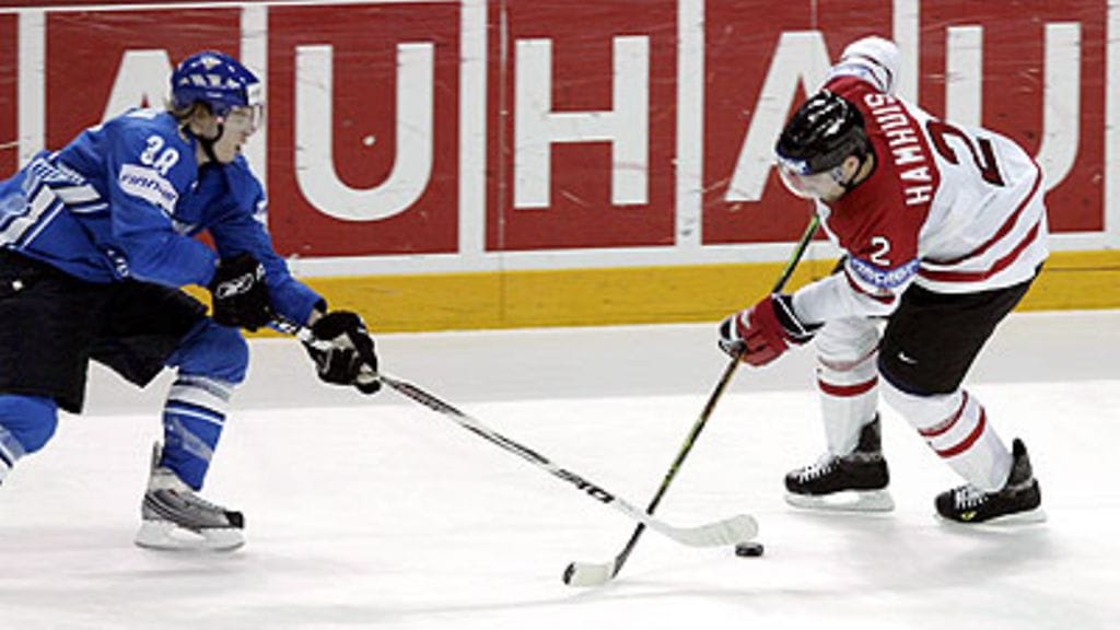 Kanadan Dan Hamhuis ja Suomen Antti Pihlström, kuva: EPA/VALDA KALNINA