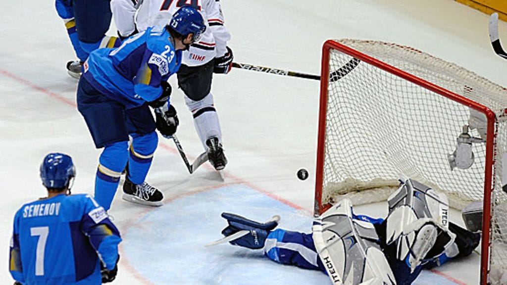 USA käänsi Kazakstanin maalivahdin Aleksei Kuzentsovin selälleen. Kuva: Thorsten Wagner/GETTY.