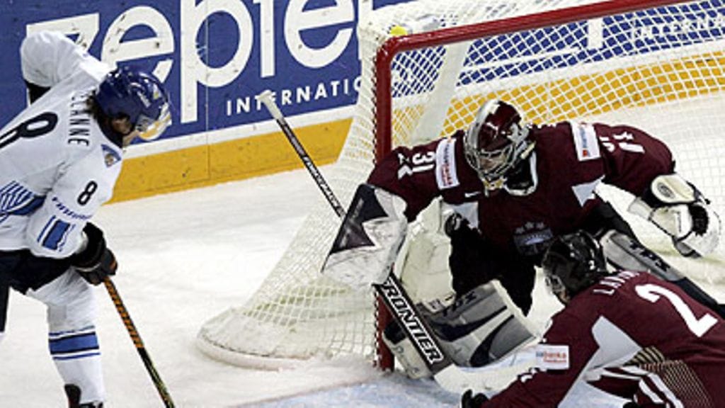 Teemu Selänne ja Latvian Edgars Masalskis ja Rodrigo Lavins, kuva: EPA/VALDA KALNINA