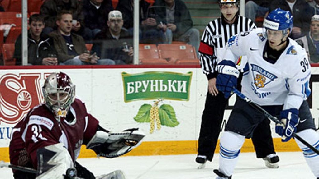 Niko Kapanen ja Edgars Masalskis, kuva: EPA/SANDOR FIZLI