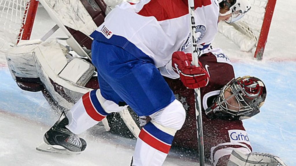 Edgars Masalskis pysäyttää Anders Fredriksen. Kuva: Ronald Wittek/EPA.