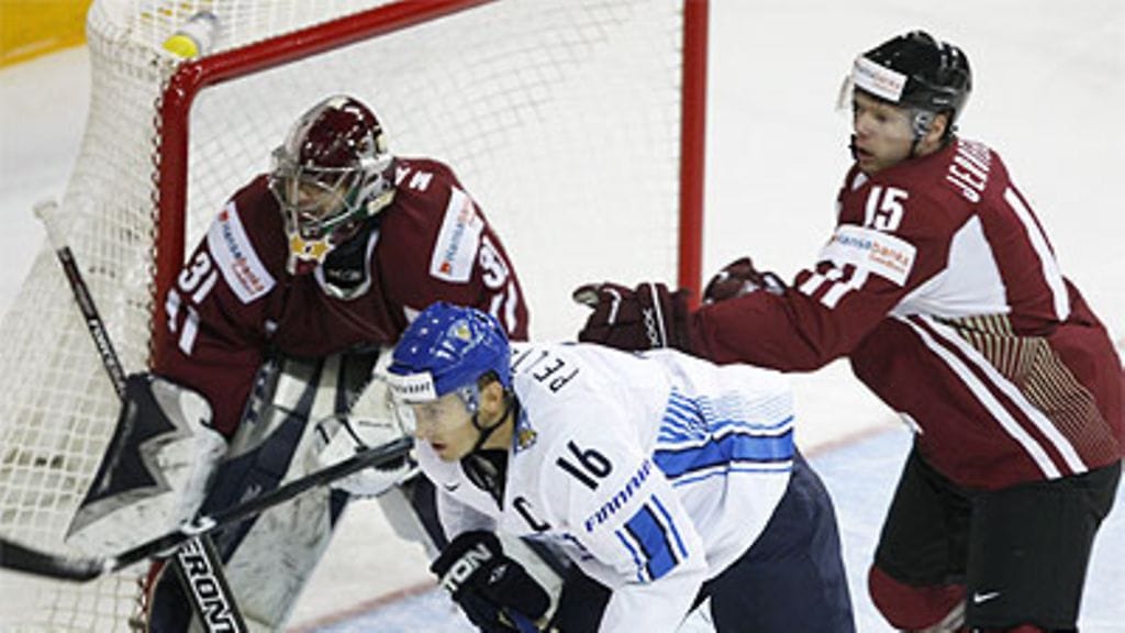 Ville Peltonen ja Latvian Edgars Masalskis ja Aleksandrs Jerofejevs, kuva: Martti Kainulainen / Lehtikuva