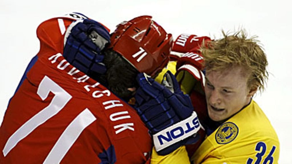 Ilja Kovaltshuk tappelee Anton Strålmanin kanssa, kuva: EPA/CLEMENT ALLARD