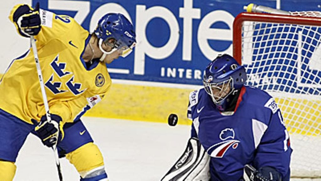 Karl Fabricius yrittää maalintekoa, kuva: EPA/CLEMENT ALLARD