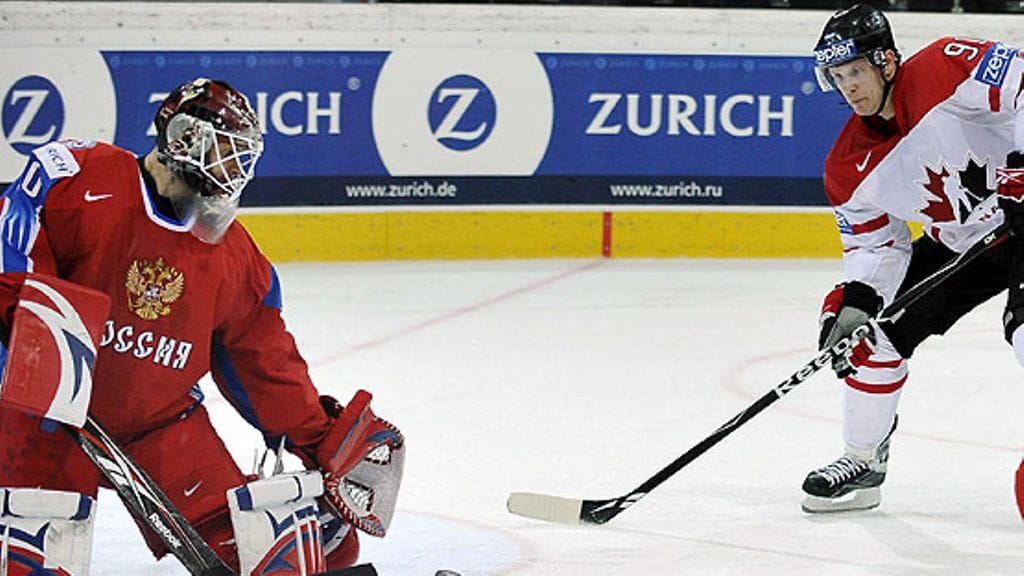 Jason Spezza viimeistelee finaalin avausmaalin. Kuva: Peter Schneider/EPA.
