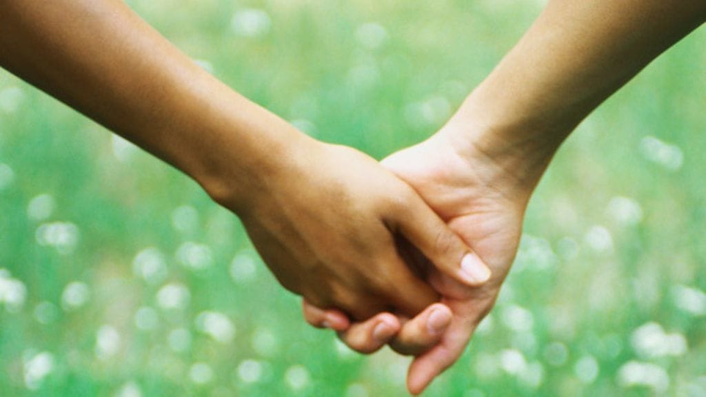 – Minusta toisten avioliitoa pitäisi kunnioittaa niin paljon, että vaikka ihastuisi, niin asia pitäisi jättää sikseen, Enna toteaa.