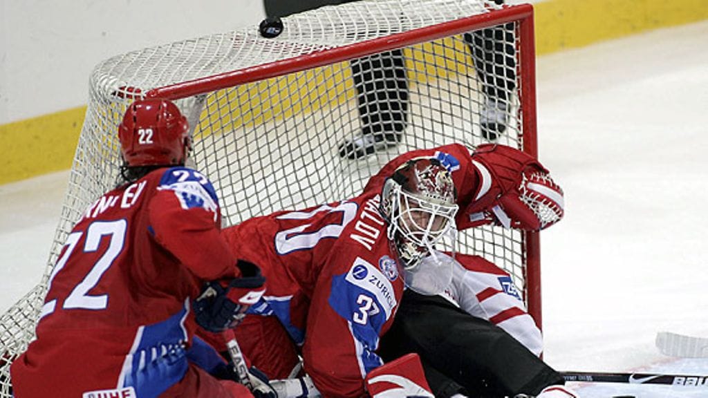 Steve Stamkos ajoi itsensä Venäjän maaliin. Kuva: Salvatore di Nolfi/EPA.