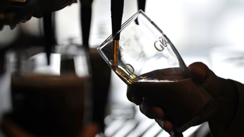 Suomalaiset suosivat olutta, mutta ulkona sitä nautitaan yhä harvemmin.