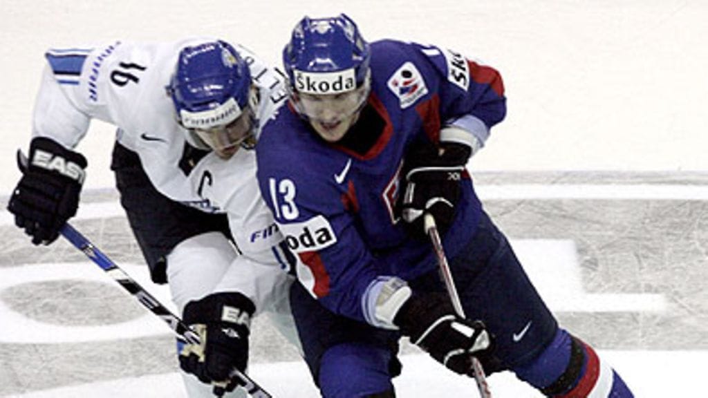 Ville Peltonen ja Slovakian Juraj Kolnik, kuva: EPA/VALDA KALNINA