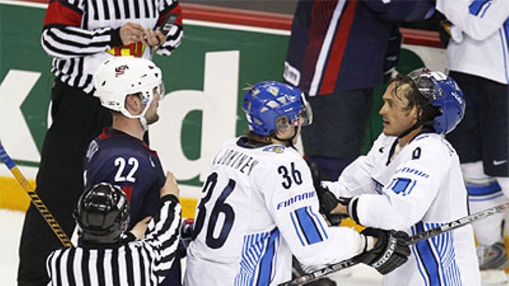 USA:n Mark Stuart ja Suomen Jussi Jokinen ja Teemu Selänne, kuva: Martti Kainulainen / Lehtikuva