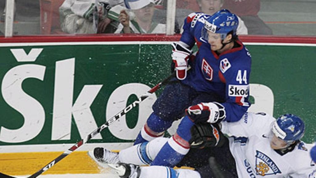 Slovakian Andrej Sekera ja Teemu Selänne, kuva: EPA/SANDOR FIZLI