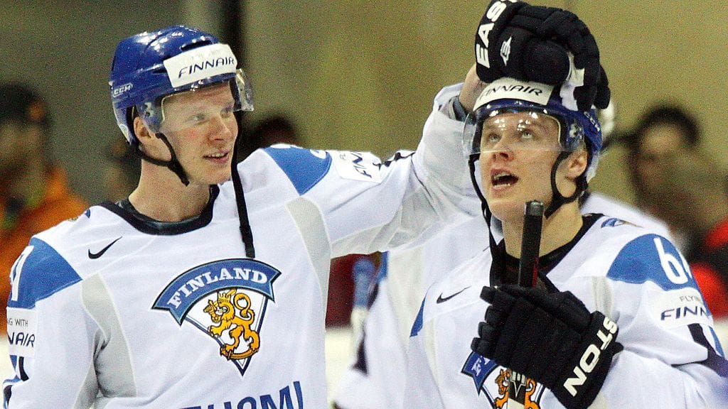 Mika Pyörälä ja Mikael Granlund juhlivat Venäjä-välierän voittoa.