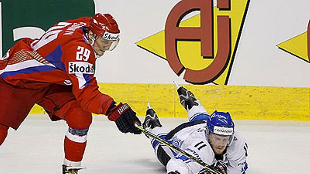 Sergei Fedorov vie kiekon Saku Koivulta, kuva: EPA/CLEMENT ALLARD