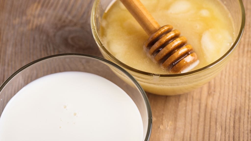 Maitokääre tai tippa hunajaa voivat helpottaa ötökän puremiakin.