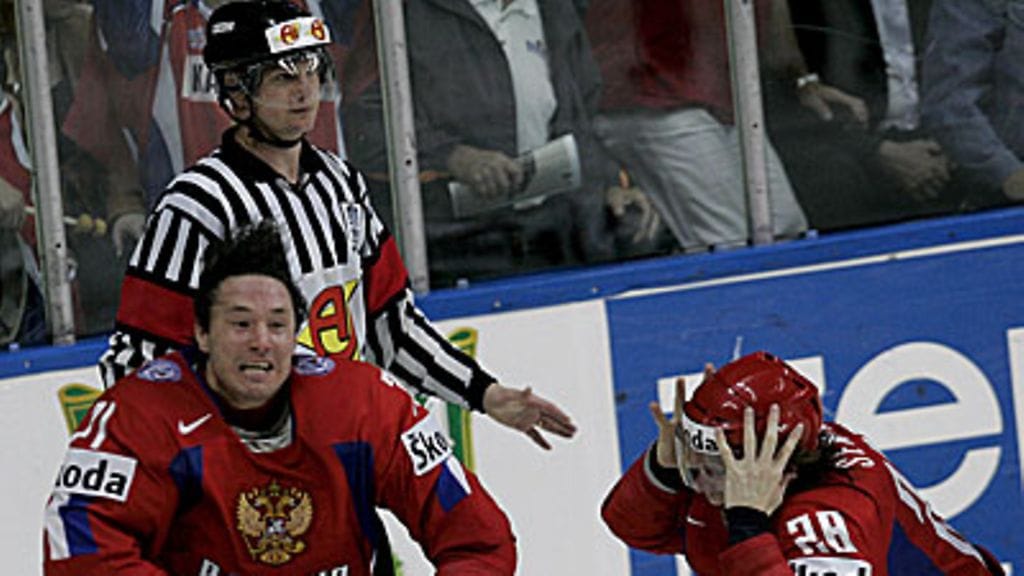 Ilja Kovaltshuk ja Aleksandr Semin juhlivat, kuva: EPA/VALDA KALNINA