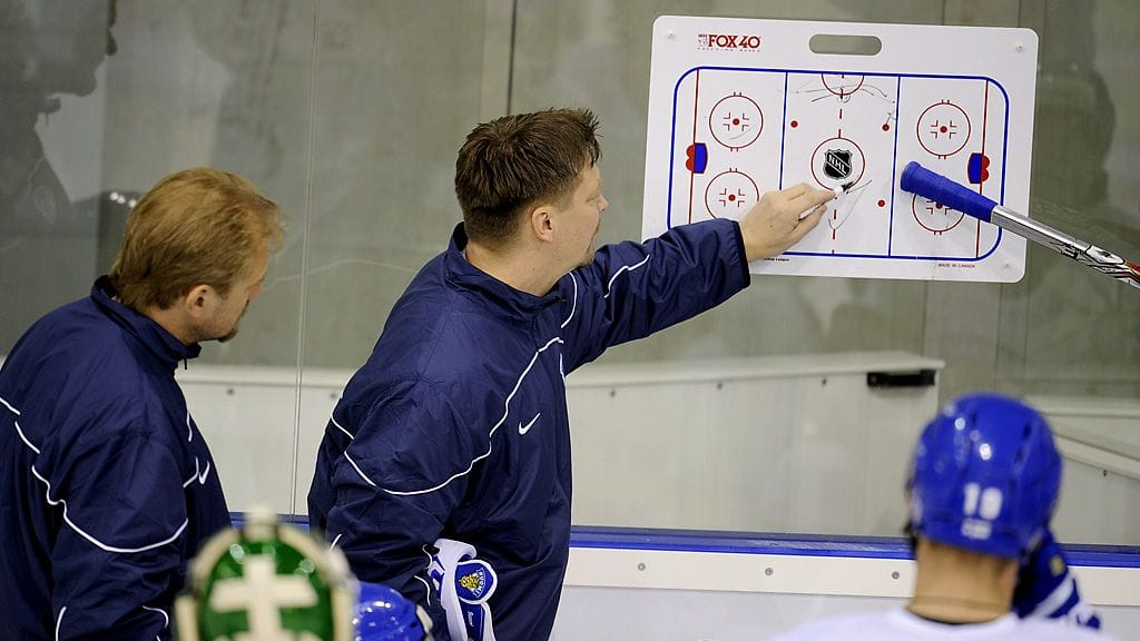 Jukka Jalonen taktiikkapalaverissa joukkueen kanssa.