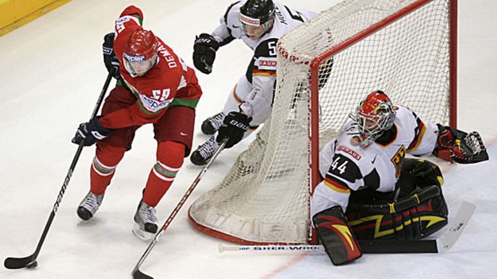 Sergei Demagin, Korbinian Holzer, Dennis Endras, kuva:EPA/Rolf Vennenbernd