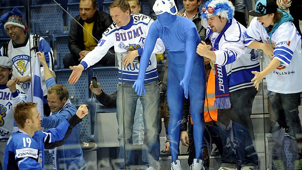 Jyrki Välivaara tervehtii faneja