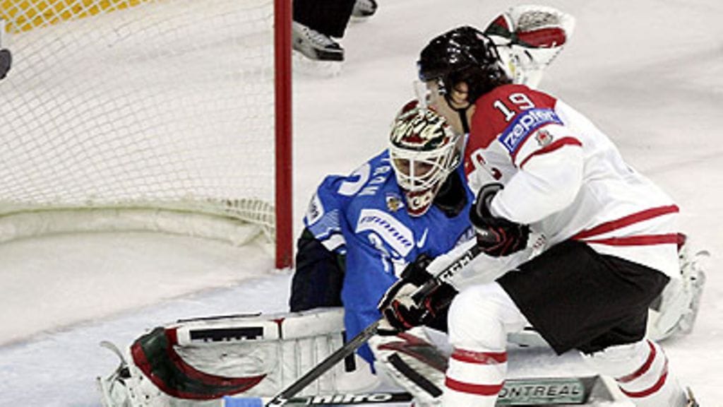 Kanadan Shane Doan ja Suomen Niklas Bäckström, kuva: EPA/VALDA KALNINA