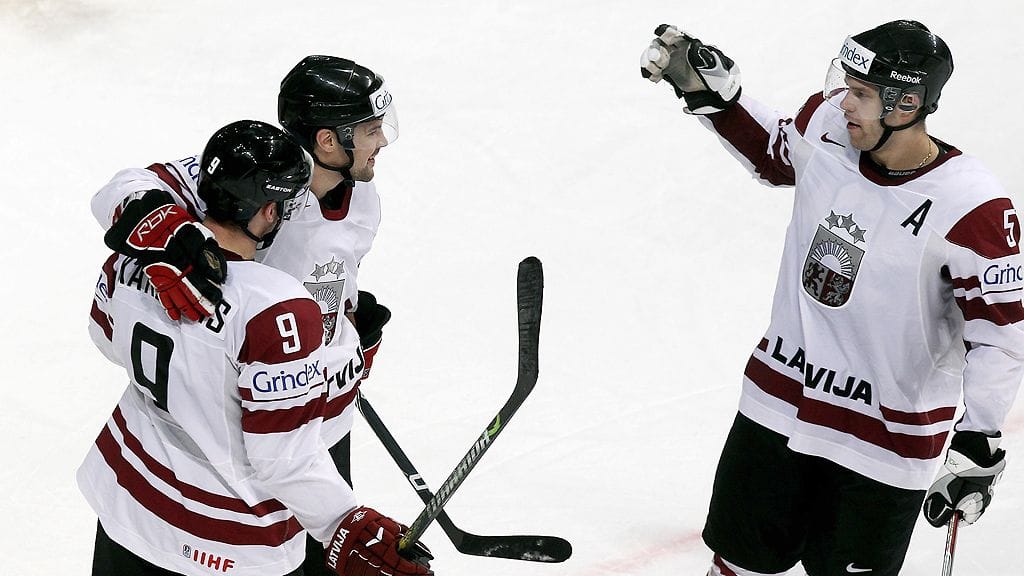 Latvian pelaajat juhlivat maalia ottelussa Italiaa vastaan.