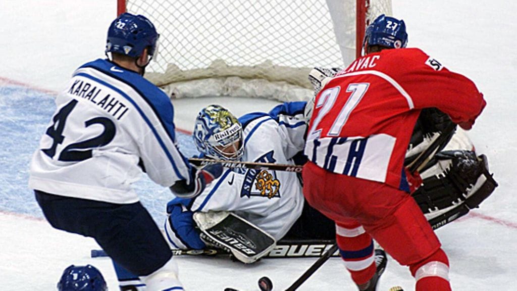 Jan Hlavac nostaa kiekon yli Miikka Kiprusoffin.