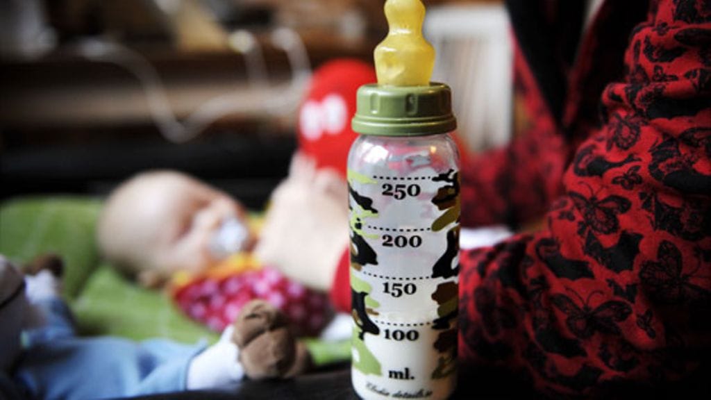 Äideistä tuntuu rauhoittavalta nähdä vauvan juoma maitomäärä. Rinnalla imettäminen koetaan epävarmemmaksi.