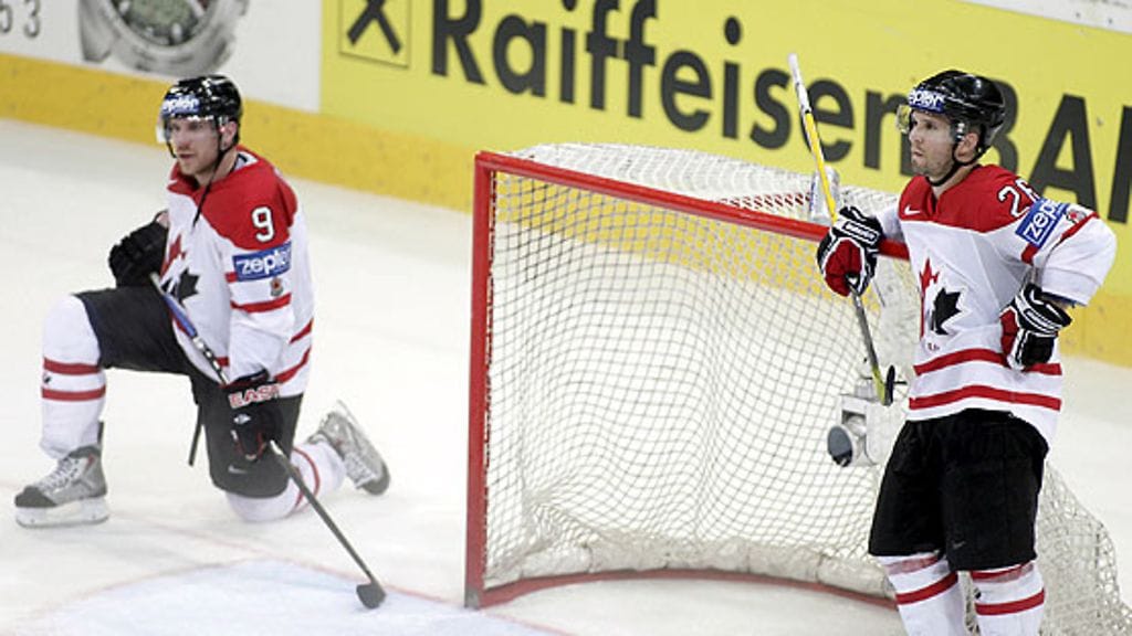 Derek Roy ja Martin St. Louis pettyneinä. Kuva: salvatore di Nolfi/EPA.