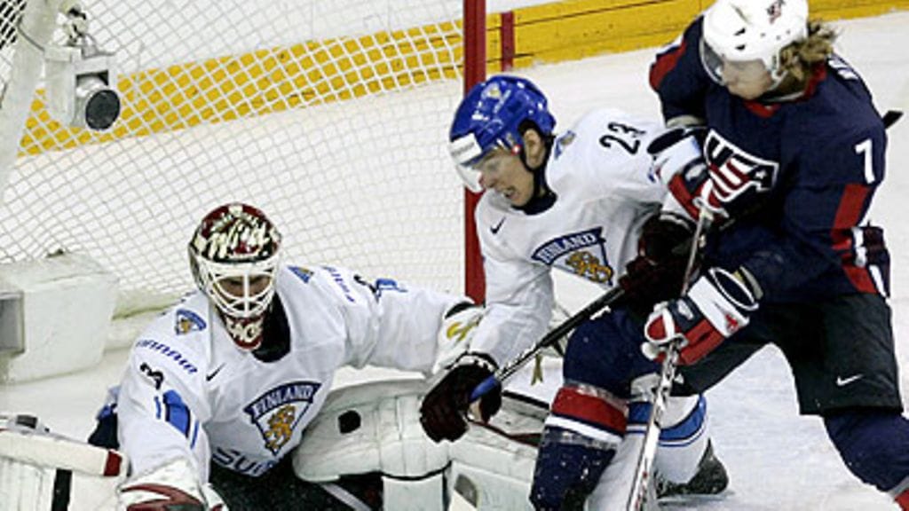 Niklas Bäckström ja Riku Hahl ja David Booth, kuva: EPA/VALDA KALNINA