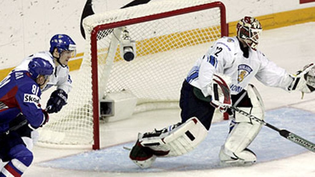 Niklas Bäckström pitää kiekkoa Slovakia-ottelussa, kuva: EPA/VALDA KALNINA