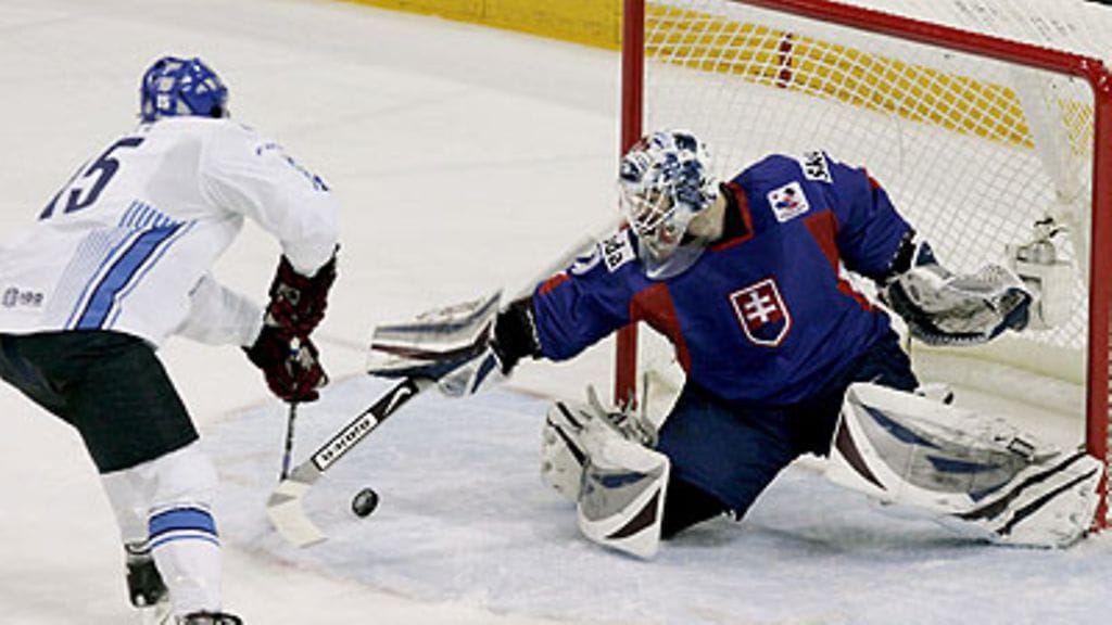 Tuomo Ruutu ja Slovakian Peter Budaj, kuva: EPA/VALDA KALNINA
