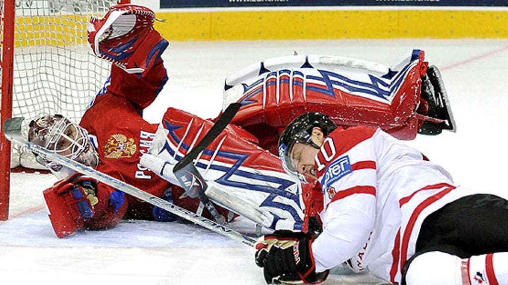 Ilja Bryzgalov torjuu selällään. Kuva: Peter Schneider/EPA.