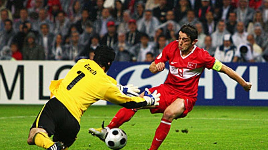 Petr Cech pudottaa pallon Nihat Kahvecin jalkohin, kuva: Alex Livesey/Getty Images