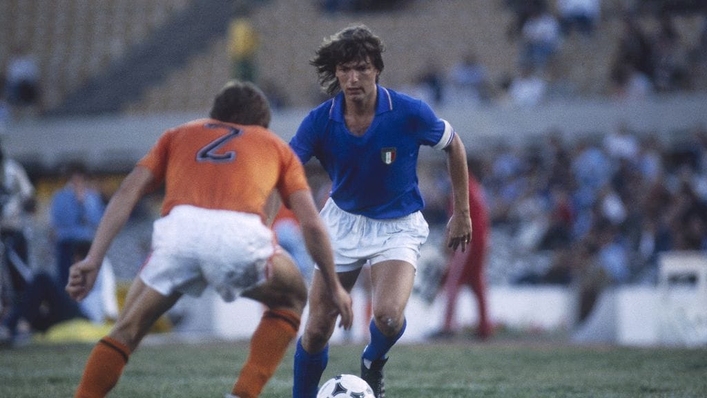 1976 Jugoslavia: Hollanti pudotti Italian lopputurnauksesta. Kuvassa Giancarlo Antognoni yrittää ohittaa hollantilaispelaajan.